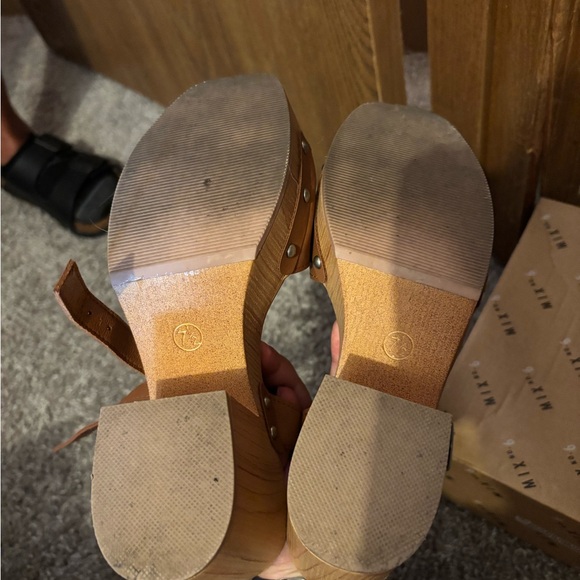 Universal Thread Tan Platform Heels - Picture 4 of 4